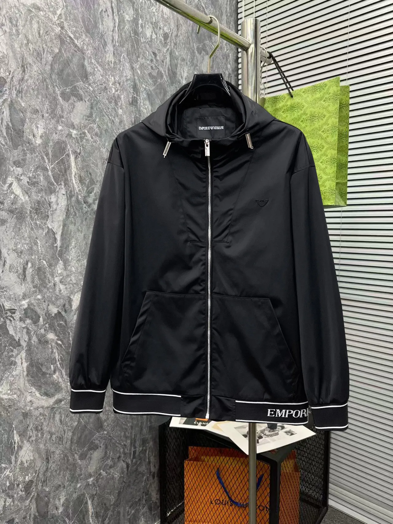 Armani official website Same Style, complete with three labels, on sale in advance. 2026 Autumn and Winter New Arrival men's jacket, Original with complete three labels, Premium version. Custom-made fabrics at the counter. Breathable, high comfort, impeccable details, brand element design concept, reflecting high quality. It feels delicate and soft, presents a casual cut, and has a great upper body shape. Sizes: M～3XL,